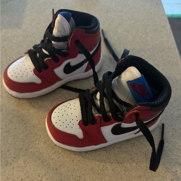 Jordan 1 Retro High OG Kids Shoes - Size 5C - Picture 1 of 4